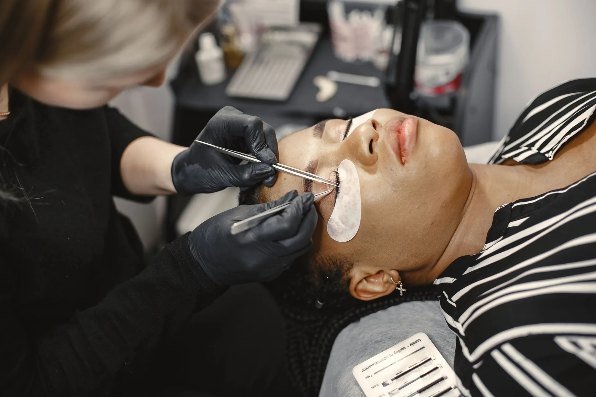Application d’extensions de cils, photographie d’ambiance